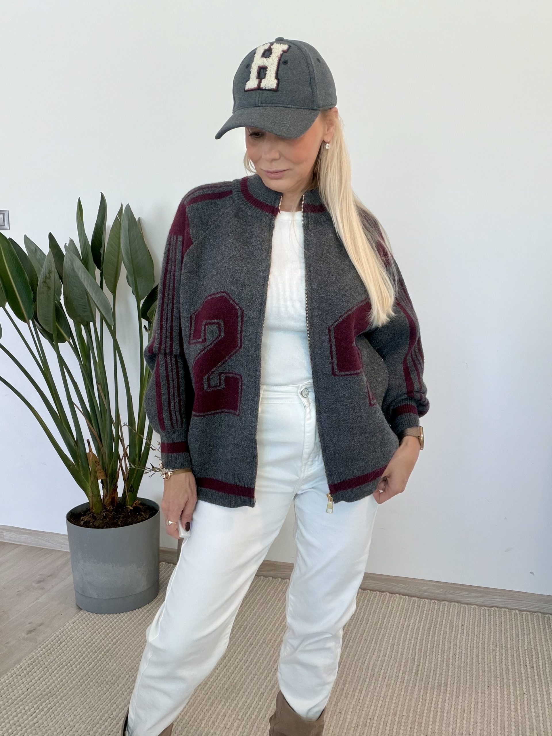 Sweter Varsity Grey – grafitowy rozpinany z bordowymi detalami - obrazek 4