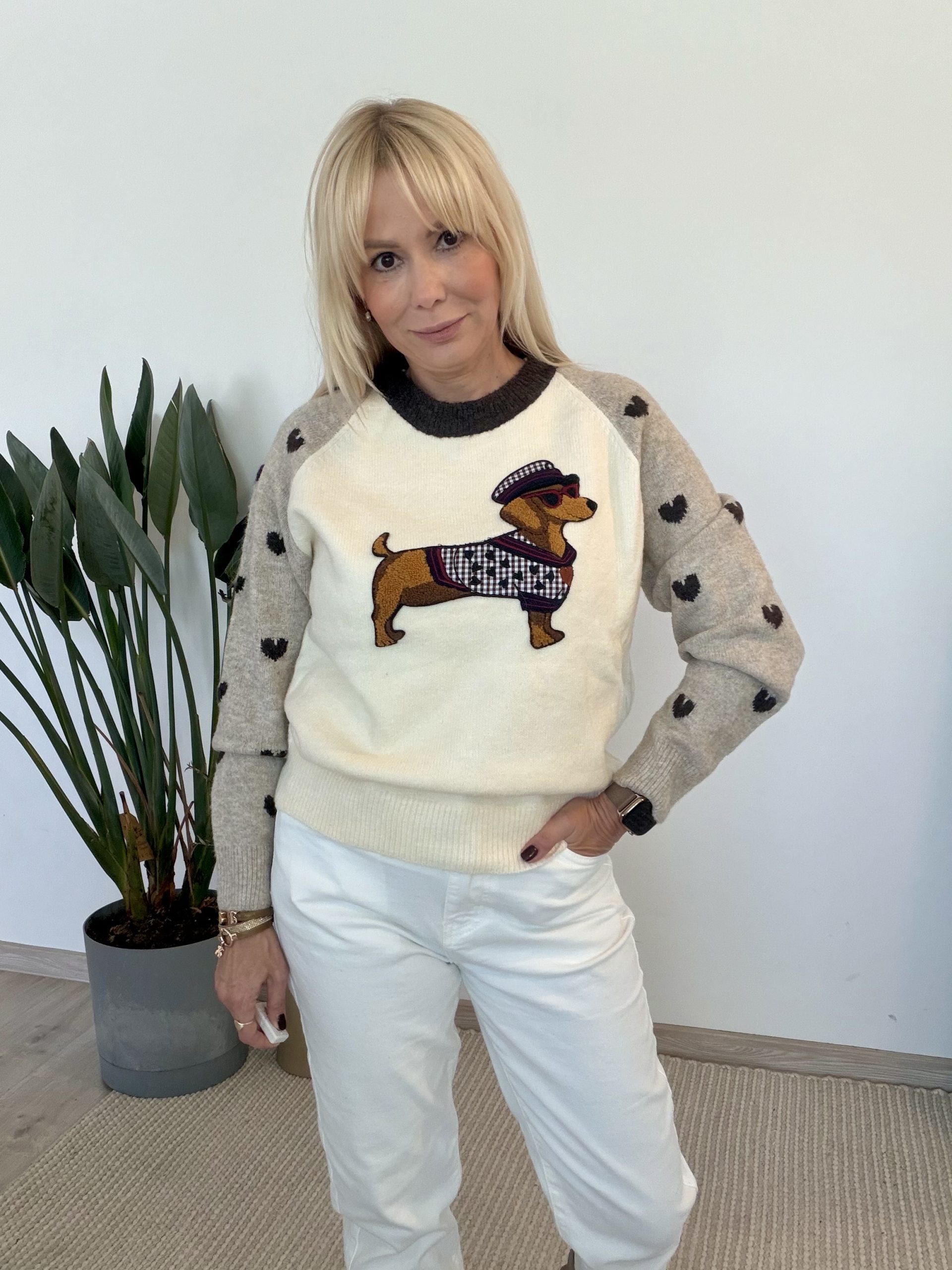 Sweter Dachshund Chic – kremowo‑beżowy z haftowanym jamiczkiem
