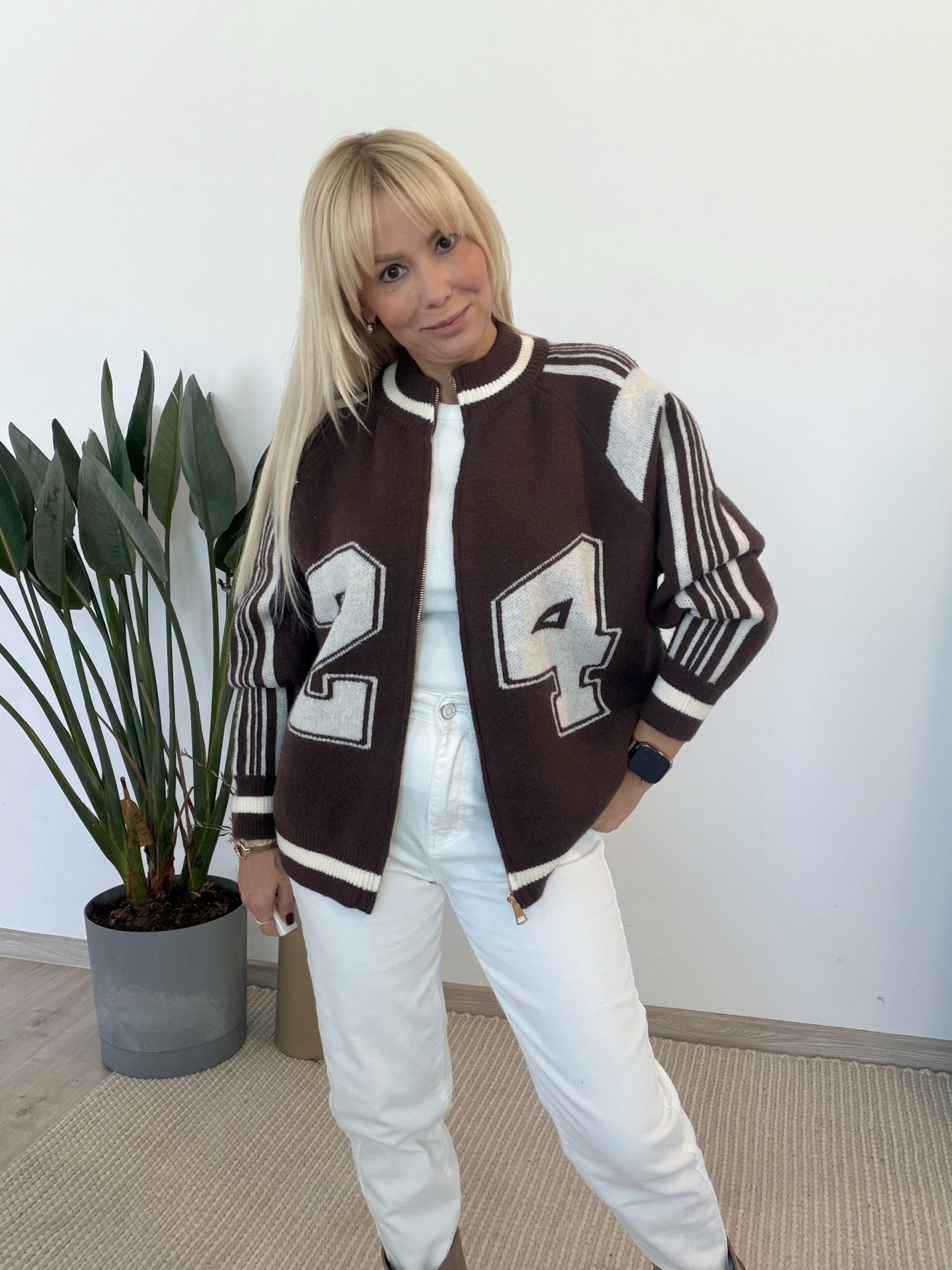Sweter Varsity Brown – brązowy rozpinany z kontrastowym numerem - obrazek 4