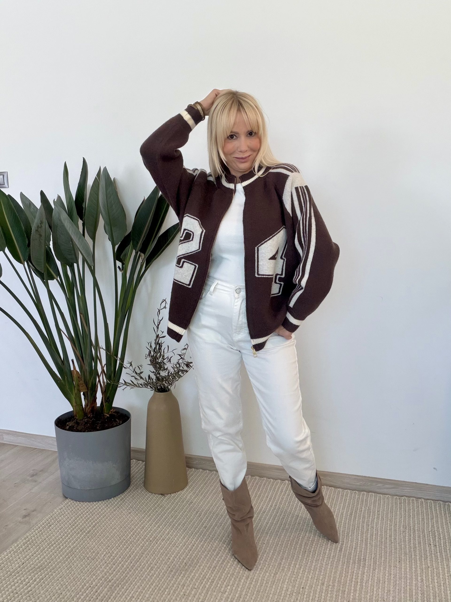 Sweter Varsity Brown – brązowy rozpinany z kontrastowym numerem - obrazek 6