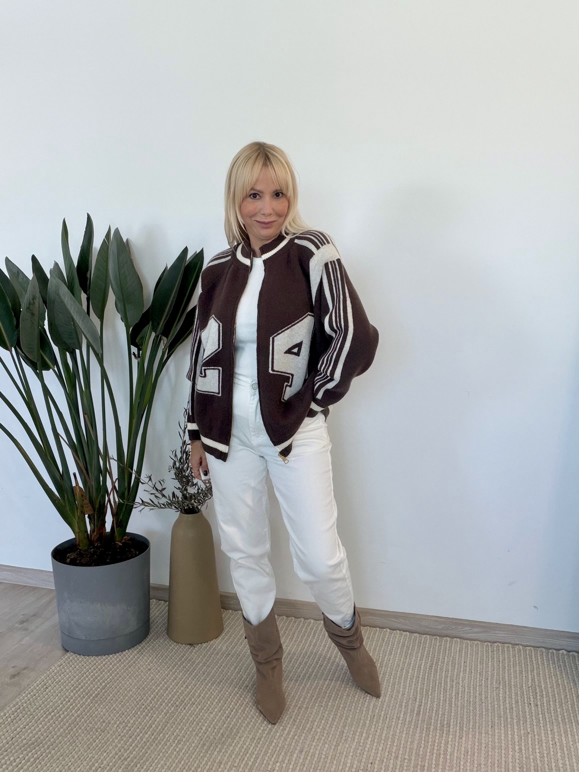 Sweter Varsity Brown – brązowy rozpinany z kontrastowym numerem - obrazek 5