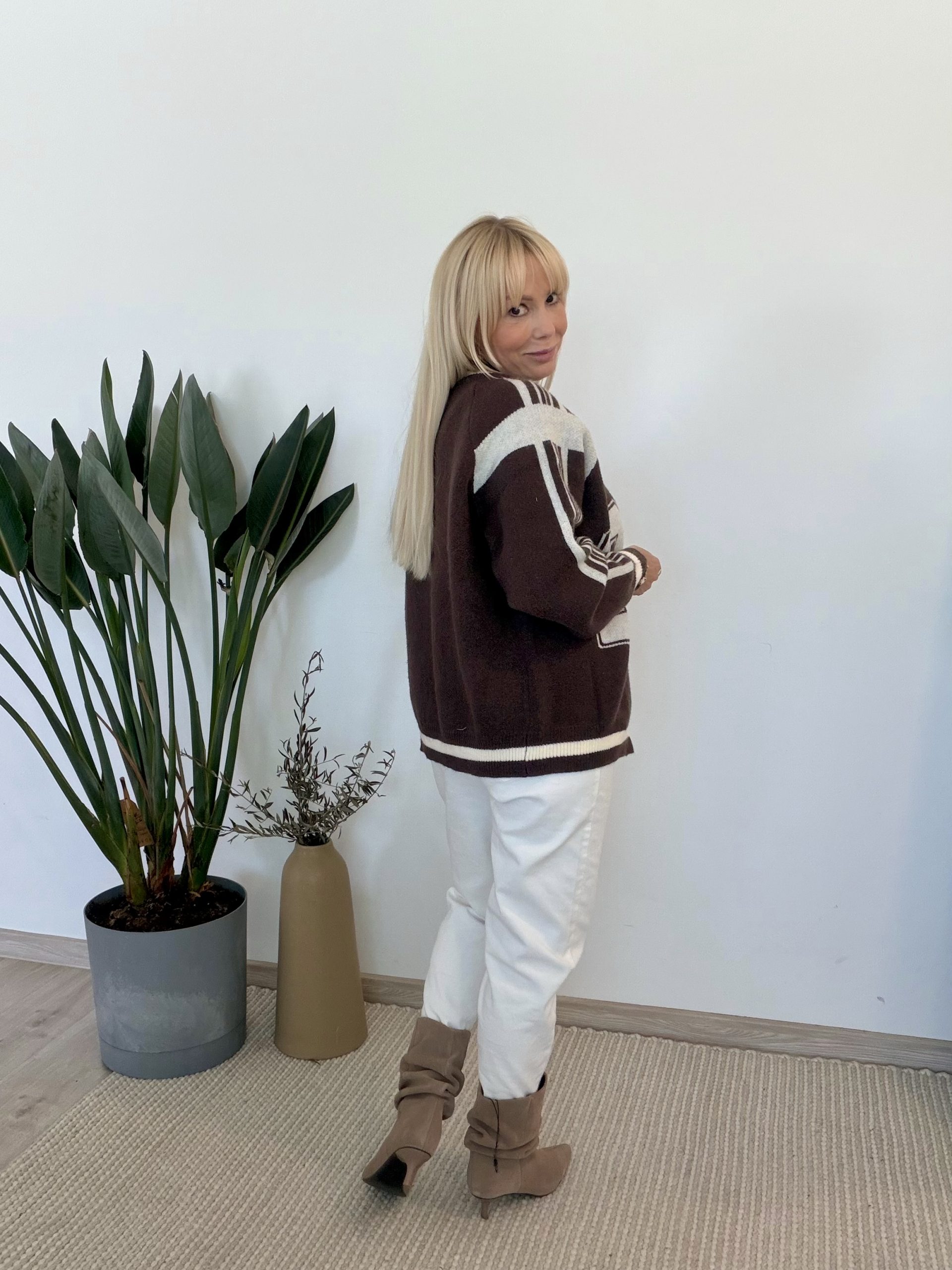 Sweter Varsity Brown – brązowy rozpinany z kontrastowym numerem - obrazek 3
