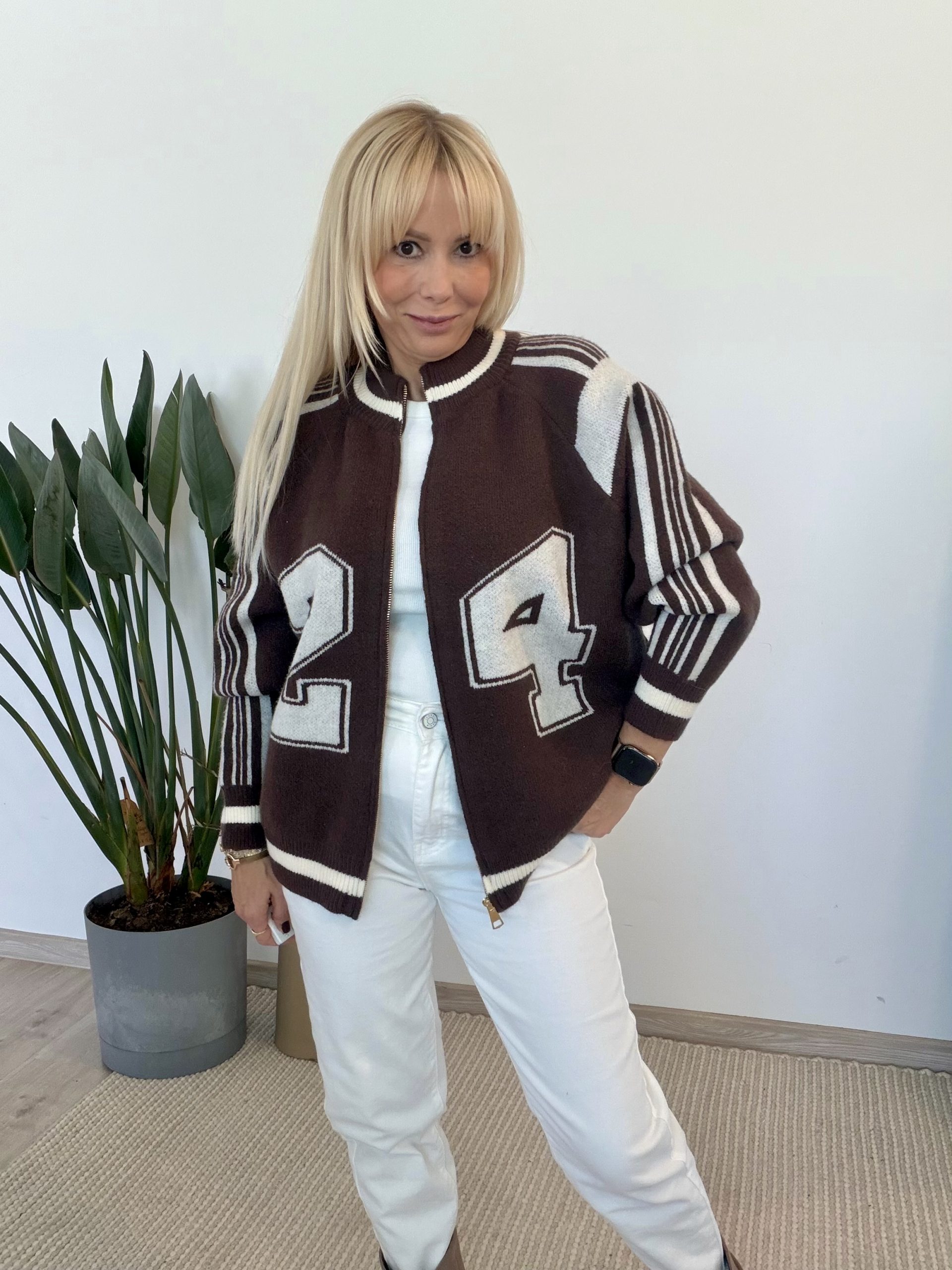 Sweter Varsity Brown – brązowy rozpinany z kontrastowym numerem